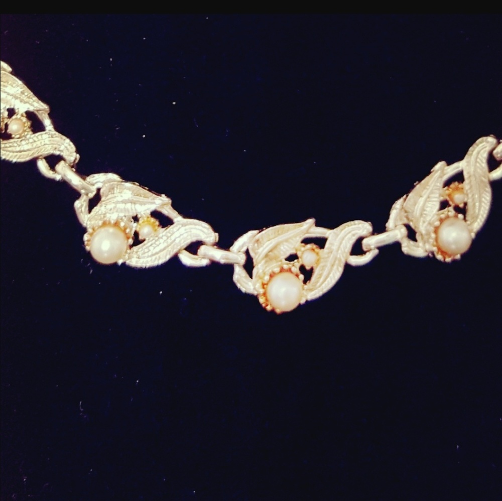 Vintage 17" faux pearls gold tone choker.